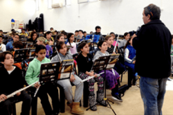 ילידם בשיעור נגינה על חליל