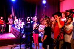 מקהלת ילדים במצפה